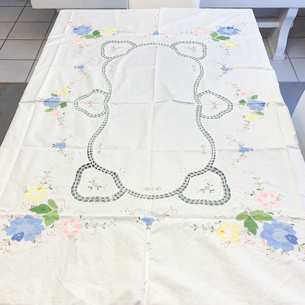 NEW Vintage Floral Embroidered Tablecloth + 8 Napkins